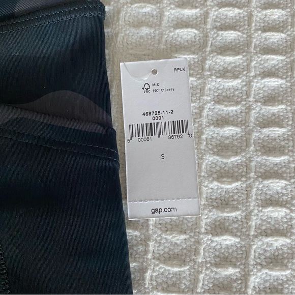 GapFit sculpt revolution Capri-length legging camo size small NWT - Picture 3 of 8